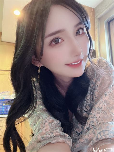 Yuzuriha Karen (楪カレン) .